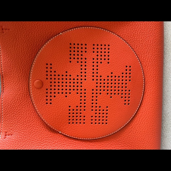 Tory Burch Orange perforated tote bag and wallet - Picture 4 of 12
